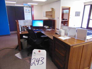(Lot) Front Desk w/ Lobby Furniture & PC